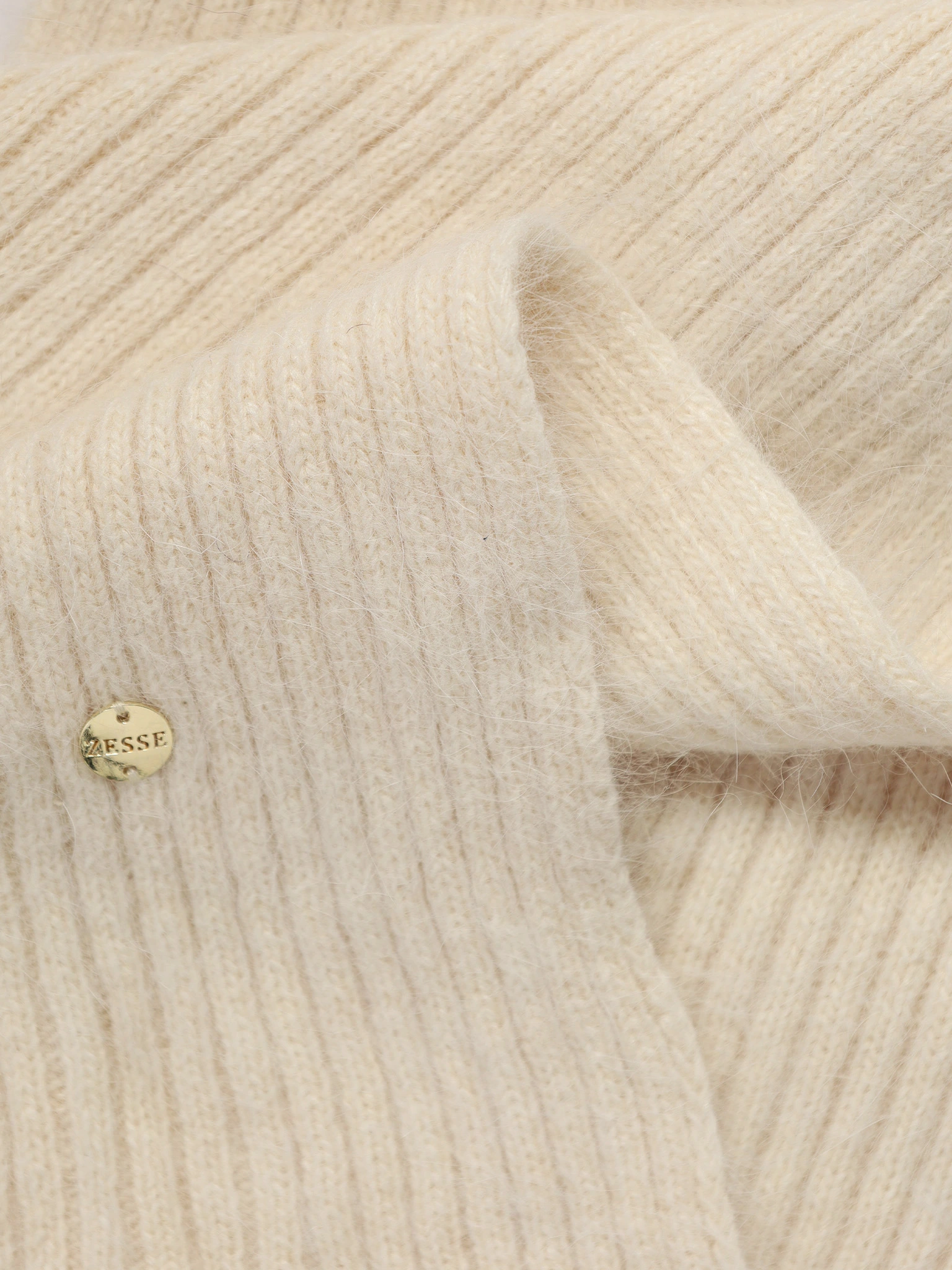 Шарф с декоративной нашивкой в ассортименте